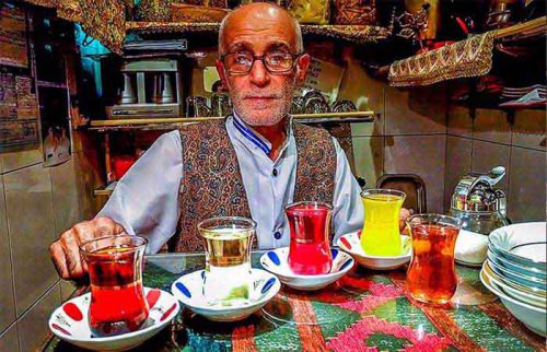 کافه ای دنج در بازار تهران بوده و به قهوه خانه حاج علی درویشی معروف است