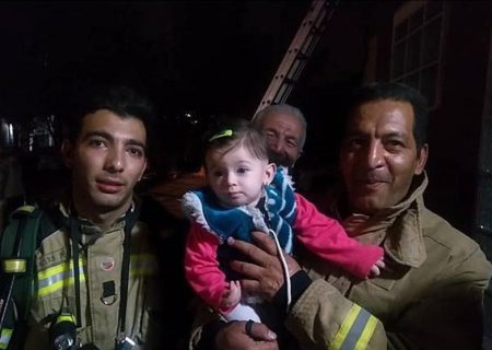 نجات کودک ۸ ماهه از وسط دود و آتش