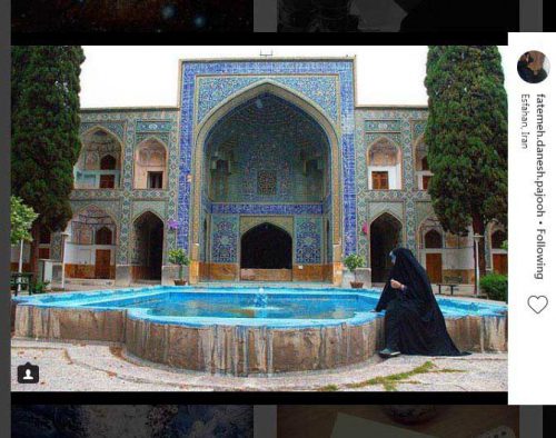 فاطمه دانش پژوه را کنار حوش لاجوردی رنگ مسجدی قدیمی در شهر اصفهان