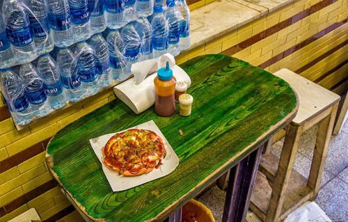 پیتزا داوود، رستوران کوچکی داخل یک کوچه باریک در منطقه مرکزی تهران است