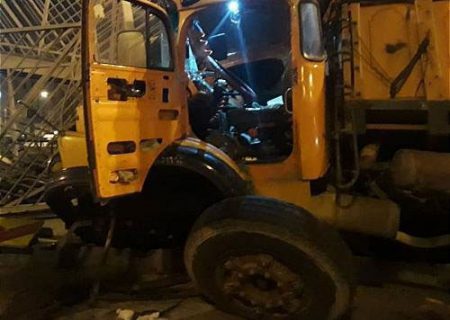 عجیب ترین تصادف در تهران / کامیون بنز مچاله شد !