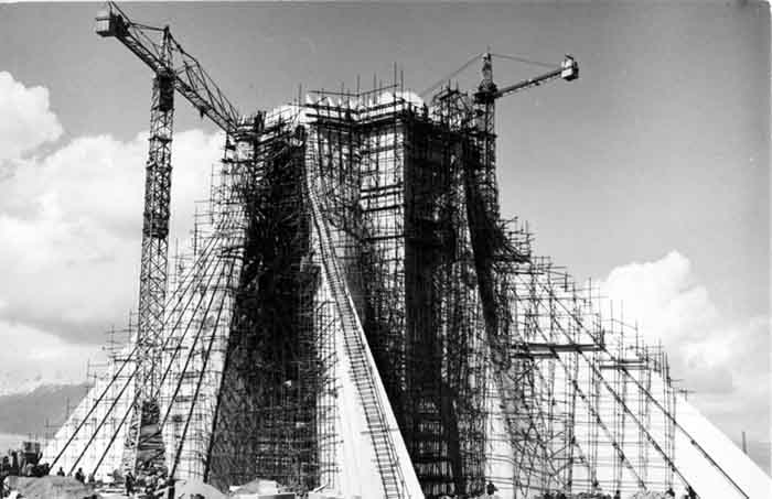 نمایی از مرحله ساخت برج آزادی