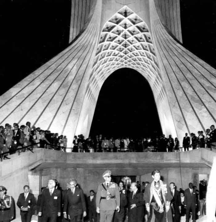  زمان افتتاح برج آزادی توسط پهلوی دوم