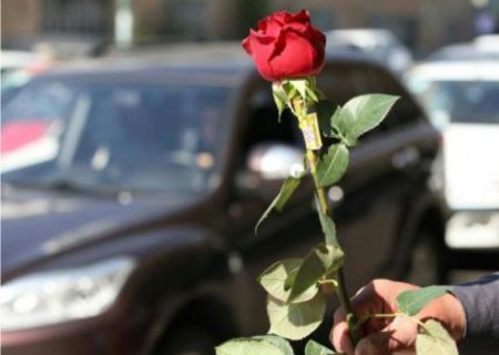 اهدای گل به بانوان توسط جوانان تبریزی/گزارش تصویری