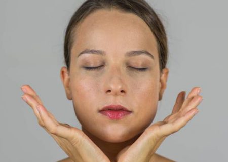گیف آموزشی یوگای صورت ؛ ۵ تمرین معجزه‌آسا برای زیبایی چهره