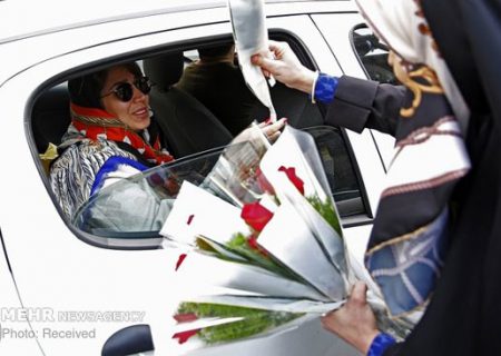 اهداء گل به بانوان به مناسبت روز زن/گزارش تصویری
