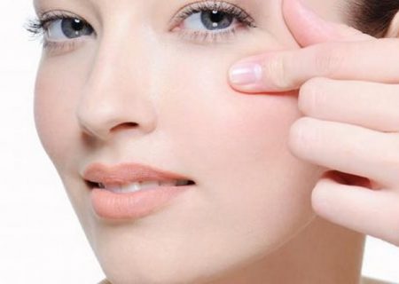 رفع چروک دور چشم : ۲۵ روش طبیعی برای درمان چروک زیر چشم