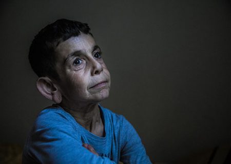 عکس بی‌نظیری از پیرمرد خردسال سوری
