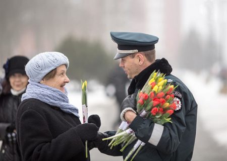 کار زیبای پلیس لیتوانی در روز جهانی زن