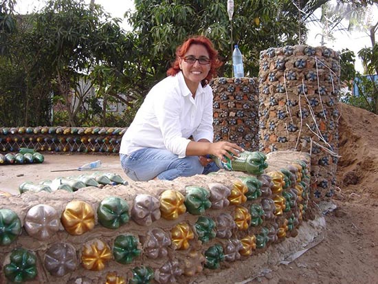زنی که با بطری پلاستیکی برای نیازمندان خانه می‌سازد!