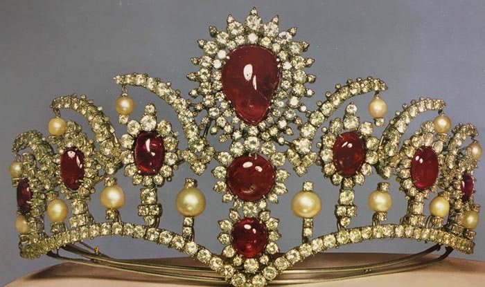 موزه جواهرات سلطنتی تهران و تماشای تاج کیانی و شمشیر ناصری