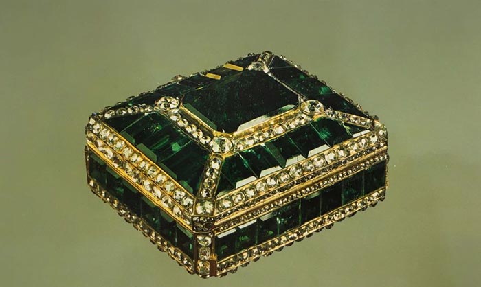تخت نادری از کاخ گلستان به گنجیه جواهرات ملی انتقال یافت
