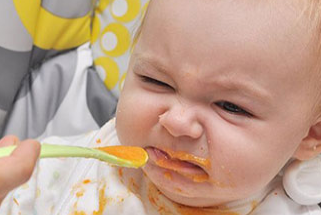 نوزاد شیرخوارم خیلی بی اشتهاست، چه کنم؟