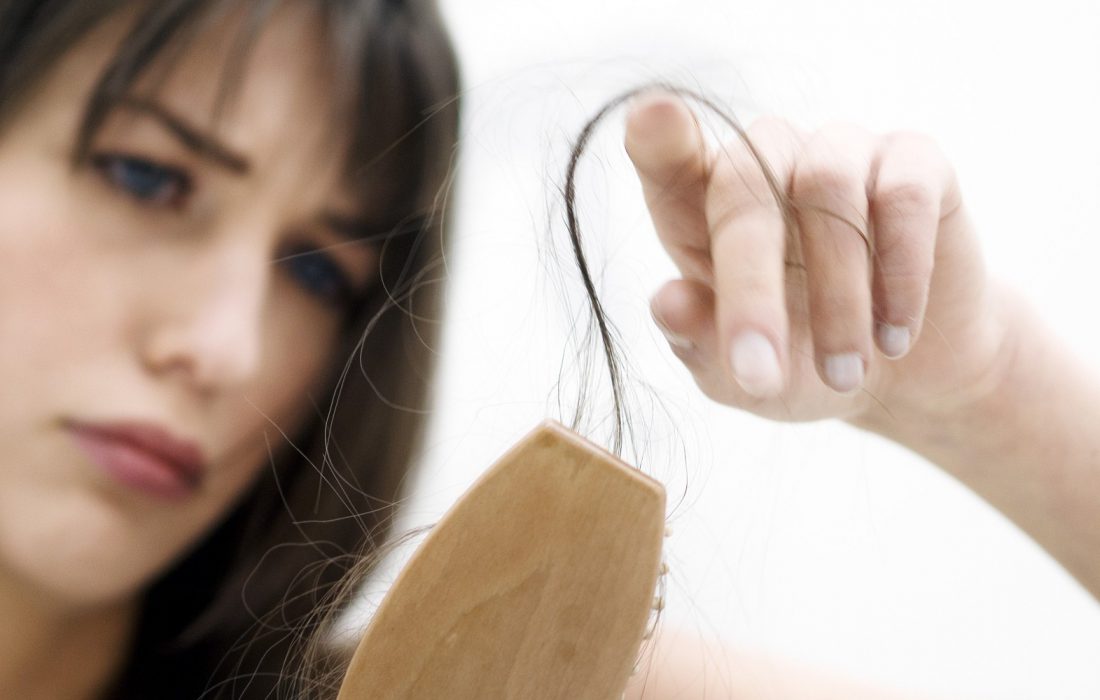 ۷ علت که باعث کم شدن موهایتان می‌شود