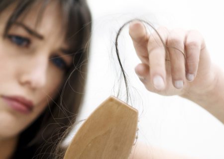 ۷ علت که باعث کم شدن موهایتان می‌شود