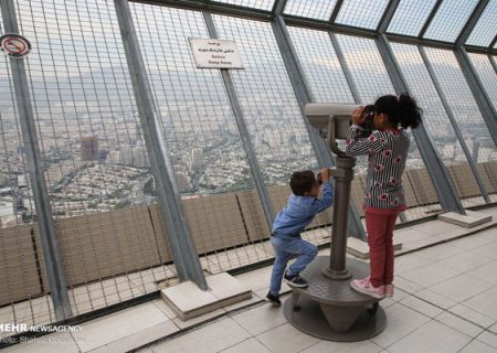 بازدید جمعی از کودکان بی‌بضاعت از برج میلاد/گزارش تصویری