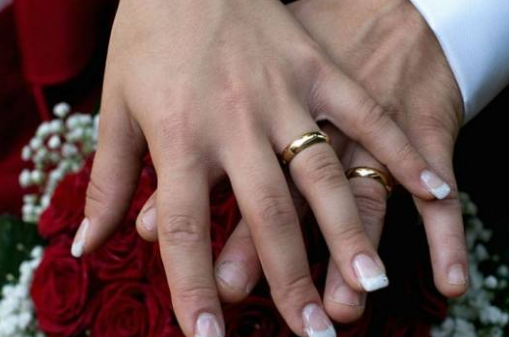 چرا مردان حلقه ازدواج دست نمی کنند؟