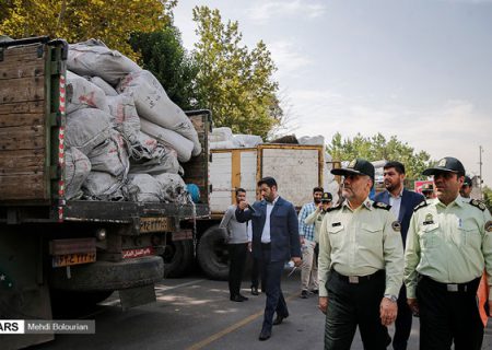 کشف محموله بزرگ قاچاق پارچه و لباس در تهران/گزارش تصویری