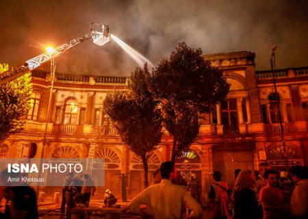 آتش‌سوزی انبار کالا در میدان حسن‌آباد/گزارش تصویری