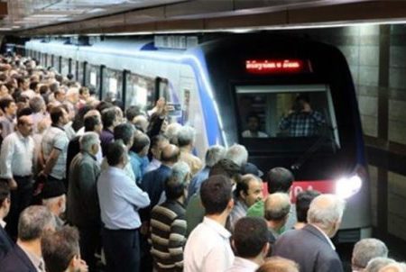 ازدحام مسافران در خط ۱ مترو تهران