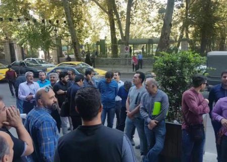 تجمع طلبکاران شهرداری تهران مقابل شورای شهر