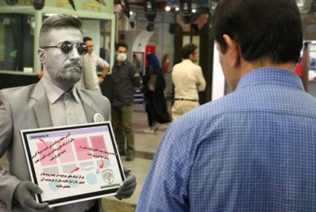مردان نقره‌ای در ایستگاه های مترو تهران