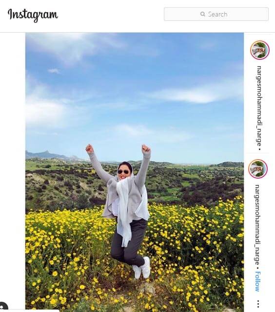 عکسی جذاب  در میان گل های زرد رنگ که نرگس محمدی به مناسبت سالروز تولدش منتشر  کرد