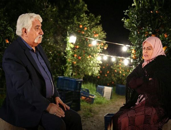 سکانسی که داریوش ارجمند با اکرم محمدی در شبی سرد داخل باغ پرتقال مشغول صحبت است