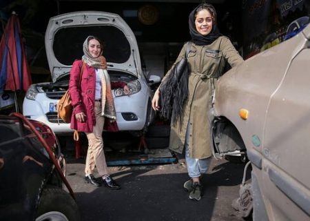 تصاویر جالب از ۲ دختر ایرانی که مکانیکی می‌کنند