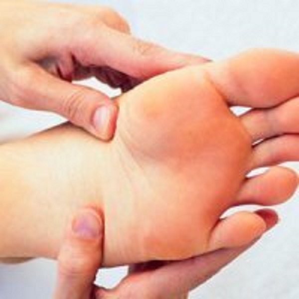 علت گزگز و درد کف پا چیست؟