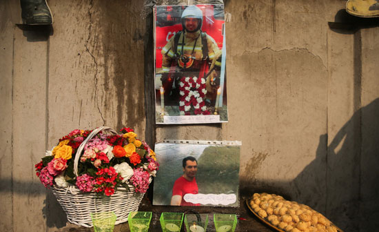 سوگواری خانواده شهدای آتش‌نشان مقابل پلاسکو/گزارش تصویری