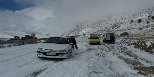 بارش برف در محورهای ١٠ استان