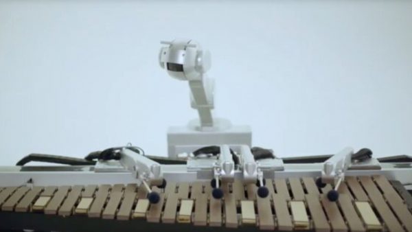 ربات نوازنده و خواننده‌ای که تور کنسرت می‌گذارد!