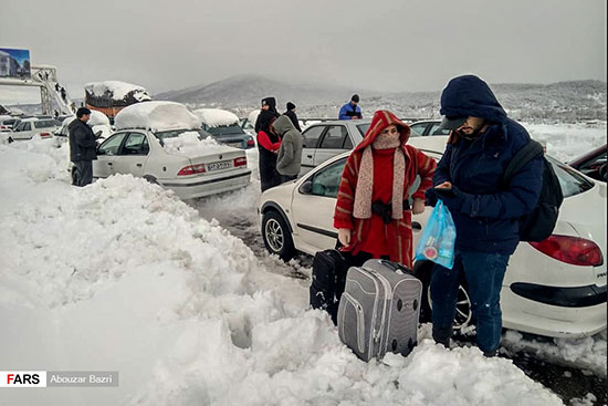 تصاویری از مسافران گرفتار در برف سنگینِ گیلان/گزارش تصویری