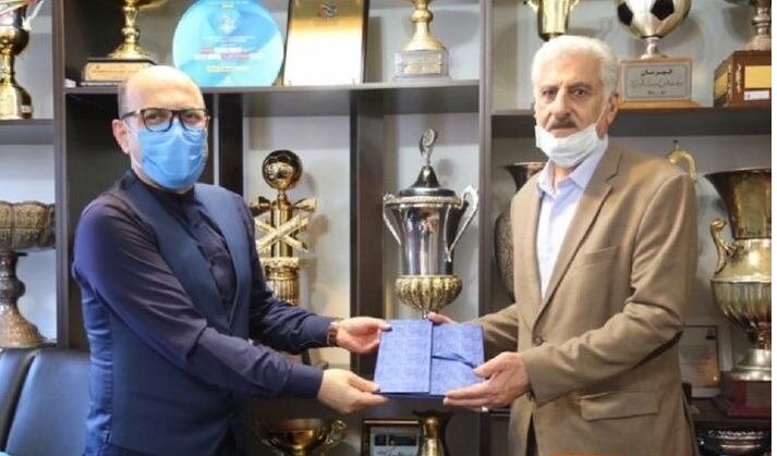 مربی سابق استقلال به حسین حسینی