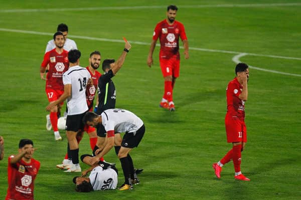 کمال کامیابی نیا با اخراج در بازی مقابل سایپا
