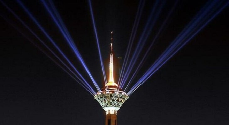 شروع شمارش معکوس برای آغاز سال جدید بر روی بدنه برج میلاد / استقبال لیزری برج میلاد از « تهران۱۴۰۰ »