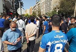 تجمع هواداران تیم فوتبال استقلال مقابل وزارت ورزش