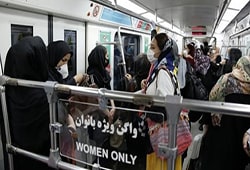 تفکیک جنسیت با میله های زرد در متروی تهران