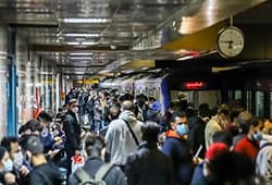 انتظار بیش از ۲۰ دقیقه ای مسافران صحت ندارد /توضیح مترو تهران درباره ازدحام دوباره جمعیت در یک ایستگاه از خط ۴