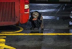 گرم شدن با اگزوز اتوبوس در شب های تهران سرد ؟