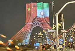 ویدئومپینگ پرچم ایران و چین بر روی برج آزادی