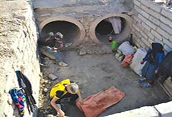 لوله های فاضلاب شهری زندگی بیخانمان ها