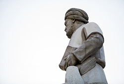 شستن مجسمه فردوسی