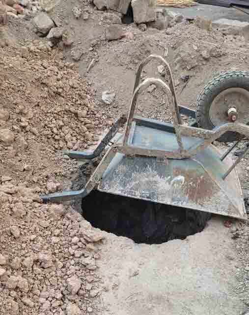 حفر دو چاه وسط یک محوطه تاریخی
