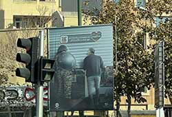 مامور یگان ویژه روی بیلبورد تبلیغاتی تهران