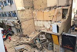 نجات چند کارگر پس از ریزش ساختمانی در خیابان ملت