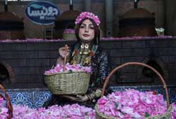 برگزاری جشنواره گل و گلاب در دریاچه چیتگر تهران