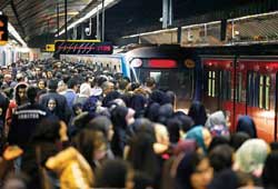 چرا تنش بین مسافران متروی تهران زیاد است؟